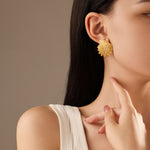 Load image into Gallery viewer, Aphrodite&#39;s Golden Tears – Heart Shell Studs
