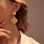 Load image into Gallery viewer, Aphrodite&#39;s Golden Embrace – Heart Shell Drop Earrings

